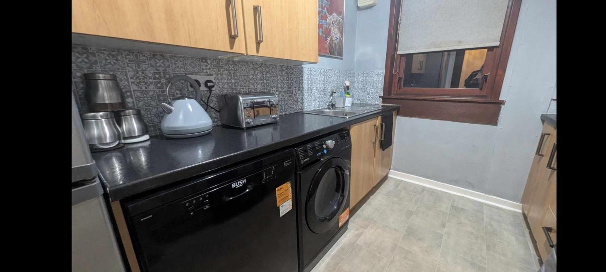 Lovely 2 Bedroom Apartment In Heart Of Дънди Стая снимка