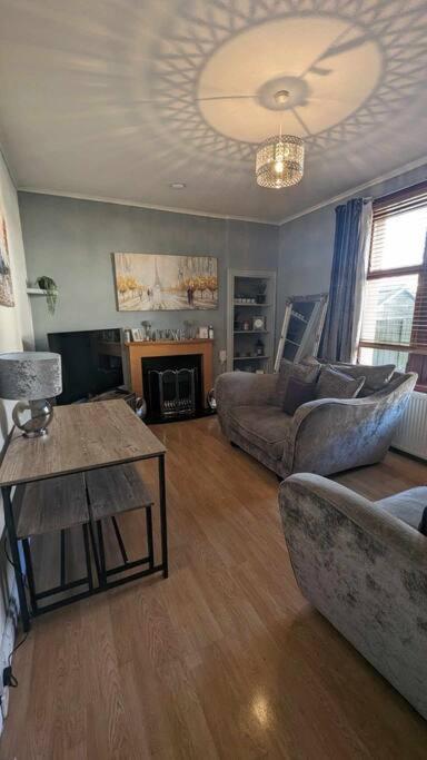 Lovely 2 Bedroom Apartment In Heart Of Дънди Екстериор снимка