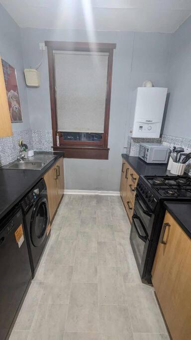Lovely 2 Bedroom Apartment In Heart Of Дънди Екстериор снимка