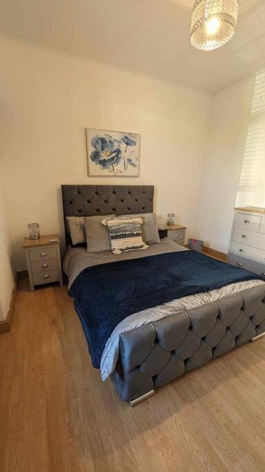 Lovely 2 Bedroom Apartment In Heart Of Дънди Екстериор снимка