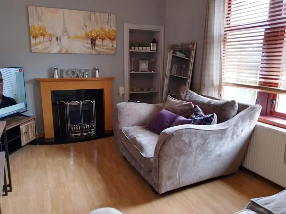 Lovely 2 Bedroom Apartment In Heart Of Дънди Екстериор снимка