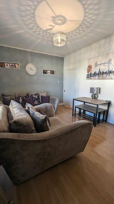 Lovely 2 Bedroom Apartment In Heart Of Дънди Екстериор снимка