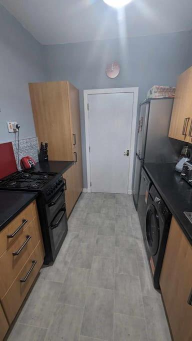 Lovely 2 Bedroom Apartment In Heart Of Дънди Екстериор снимка