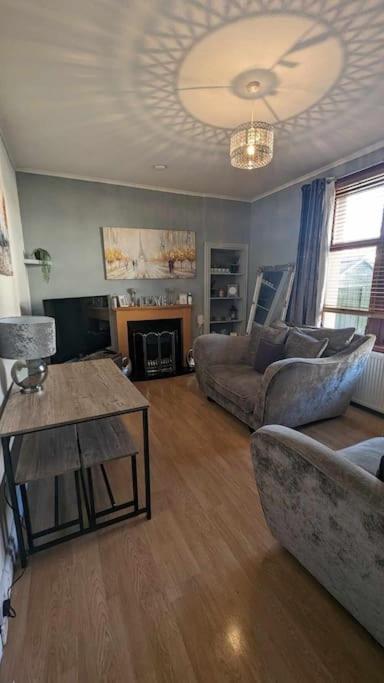 Lovely 2 Bedroom Apartment In Heart Of Дънди Екстериор снимка